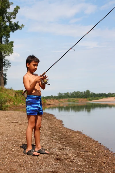 Chlapec rybolov s vlečnými sítěmi předení — Stock fotografie
