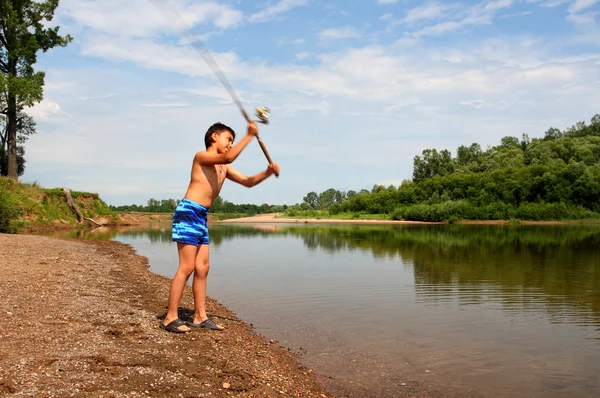 Garçon pêche avec filature — Photo
