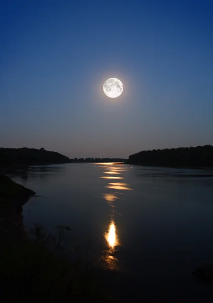 Лунный луч в реке — стоковое фото