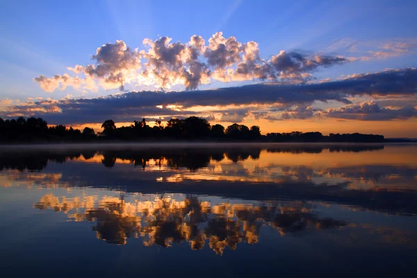 Отражение восхода солнца — стоковое фото