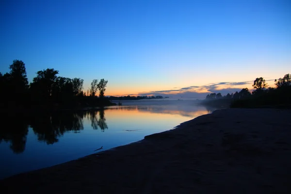 Flusslandschaft nach Sonnenuntergang — Stockfoto