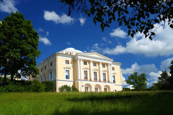 Palácio no parque de pavlovsk — Fotografia de Stock
