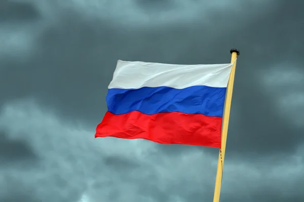 暴风云背景上的俄罗斯国旗 — 图库照片