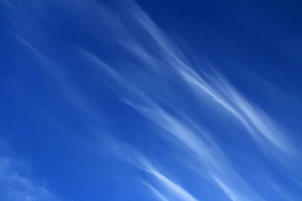 Błękitne niebo z polarnymi chmurami — Zdjęcie stockowe