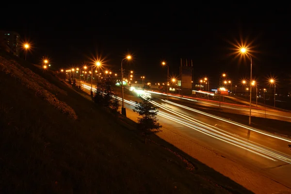 Verkehr auf Nachtstraßen — Stockfoto