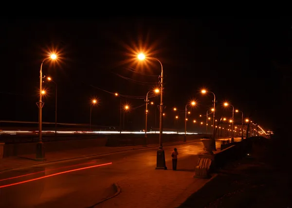 Estrada noturna através da ponte — Fotografia de Stock