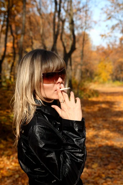 담배를 피우는 소녀 — 스톡 사진