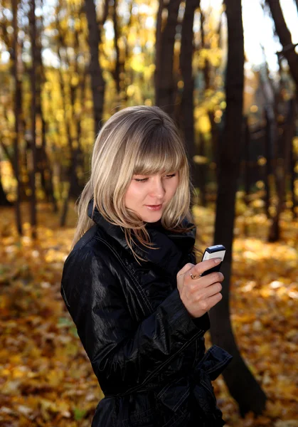 여자 아이 가전 화로 문자 메시지를 보내다 — 스톡 사진
