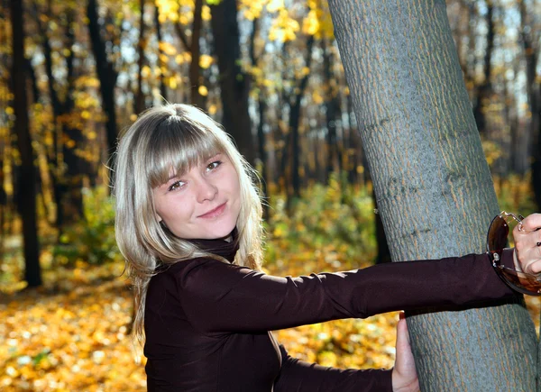 Smiling girl in autumn park — Stock Photo, Image