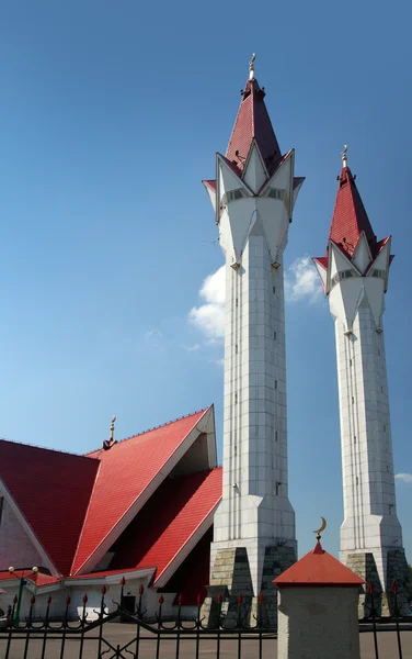 Мечеть с двумя минаретами — стоковое фото