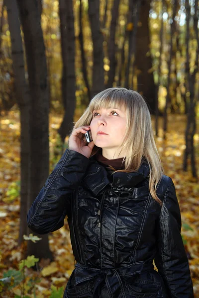 Young woman talking by phone — Stock Photo, Image