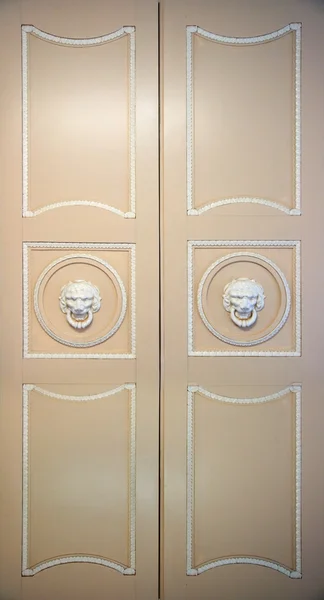 Velhas portas ornamentadas fechadas — Fotografia de Stock