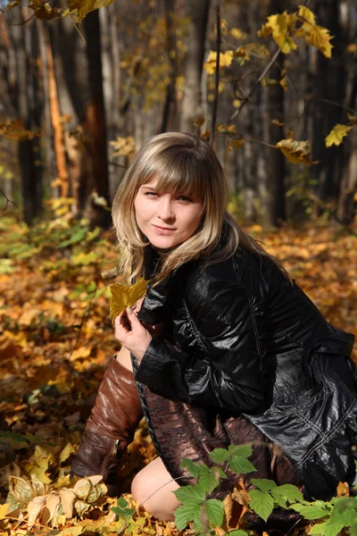 Glad ung flicka med gult löv — Stockfoto
