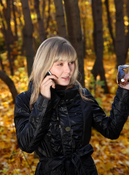 Jovem mulher falando por telefone — Fotografia de Stock