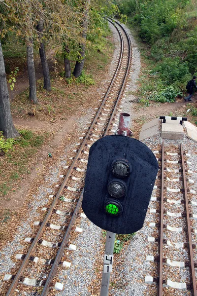 Ferrocarril y semáforo con señal verde — Foto de Stock