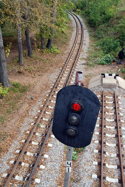Železnice a semafor s červeným signálem — Stock fotografie