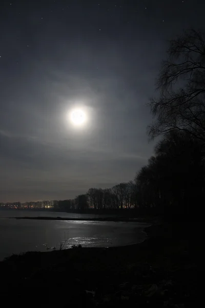 Księżyc nad jeziorem — Zdjęcie stockowe