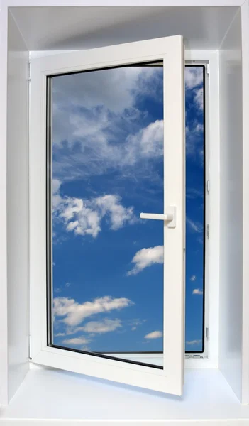 Bekijk op blauwe hemel door open raam — Stockfoto