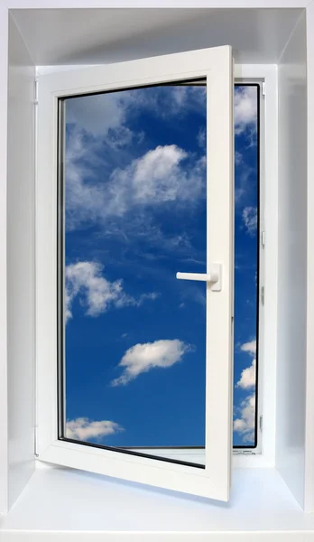 Vista en el cielo a través de ventana abierta — Foto de Stock