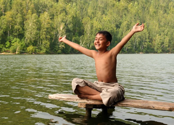 Feliz asiático menino com as mãos para cima — Fotografia de Stock