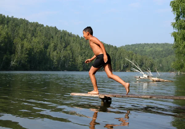 Feliz asiático menino mergulho no lago — Fotografia de Stock