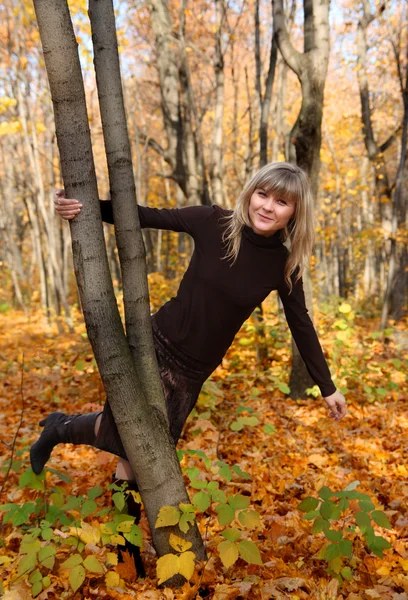 Glückliches junges Mädchen auf Herbst Hintergrund — Stockfoto