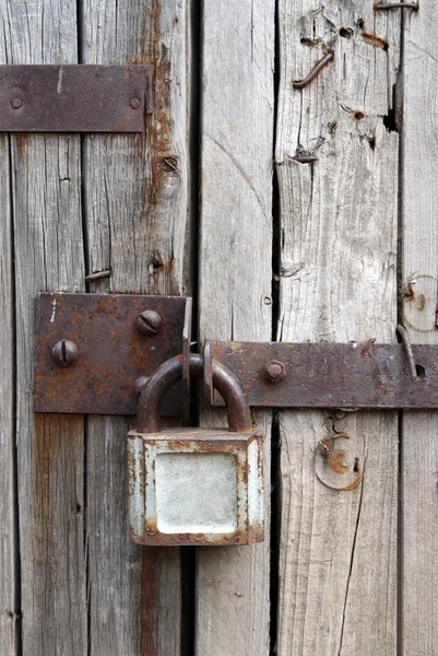 Vecchio lucchetto arrugginito sulla porta di legno — Foto Stock