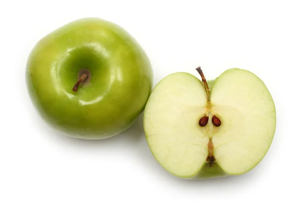 Целые и нарезанные зеленые яблоки — стоковое фото