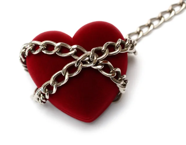 Красное сердце, запертое цепью — стоковое фото