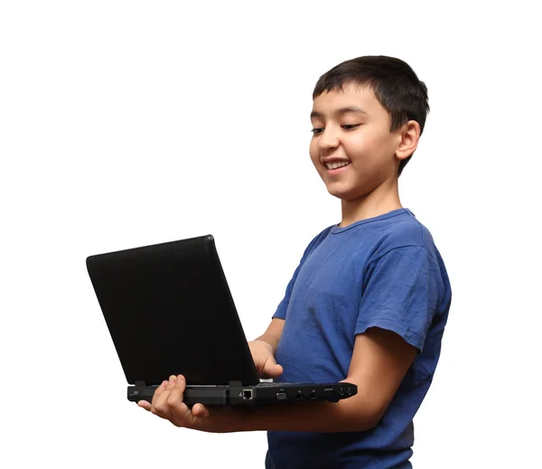 Улыбающийся азиатский мальчик с ноутбуком — стоковое фото