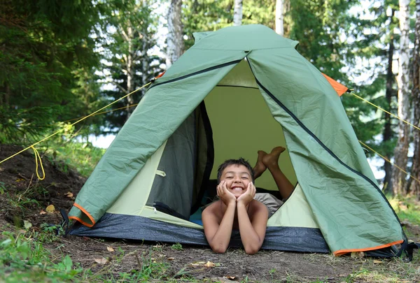 Joyeux garçon dans la tente de camping — Photo