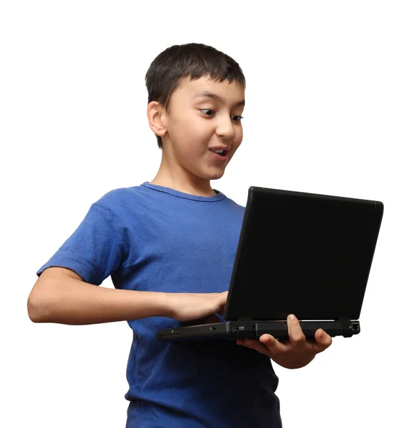 Мальчик-сюрприз с ноутбуком — стоковое фото
