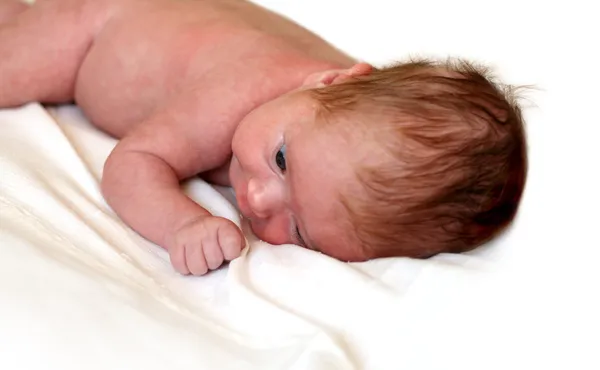 Afetando recém-nascido bebê feminino — Fotografia de Stock