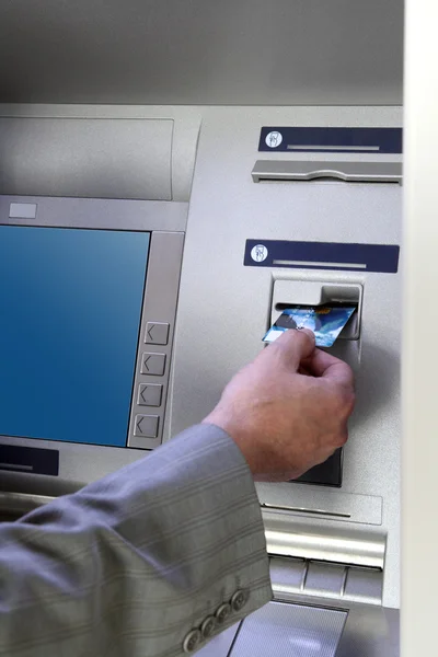 Tarjeta de inserción de mano en el dispensador de efectivo — Foto de Stock