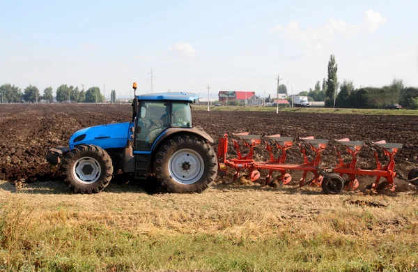 Tractor con arado — Foto de Stock