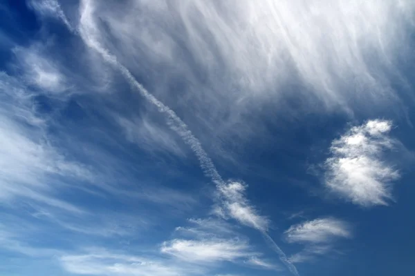 Глубокое голубое небо с облаками — стоковое фото