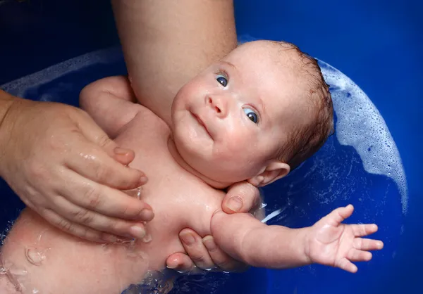 バスタブで生まれたばかりの赤ちゃん — ストック写真