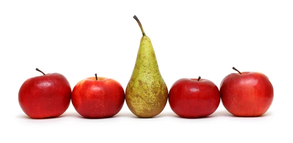 Diferente - pêra entre maçãs verdes — Fotografia de Stock