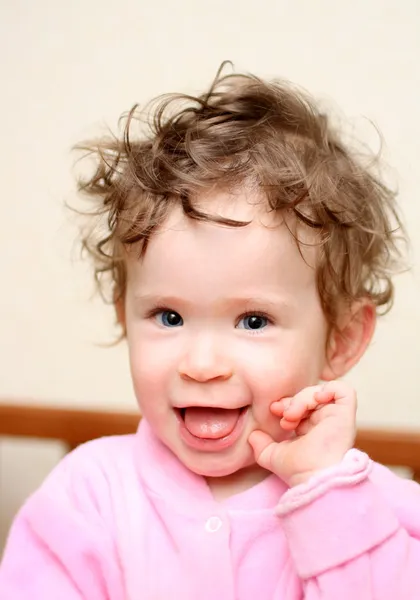 Glad rolig baby porträtt — Stockfoto