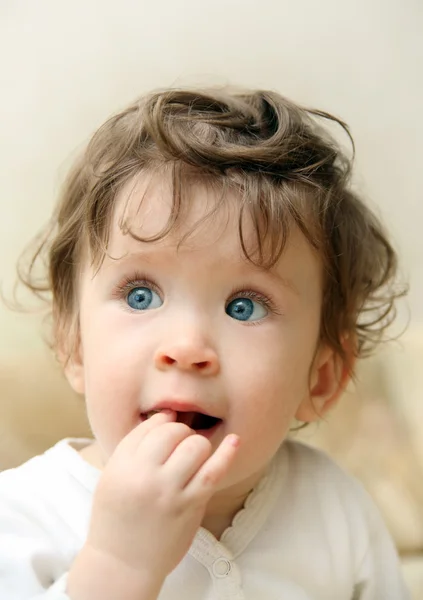 Äta röra baby porträtt — Stockfoto