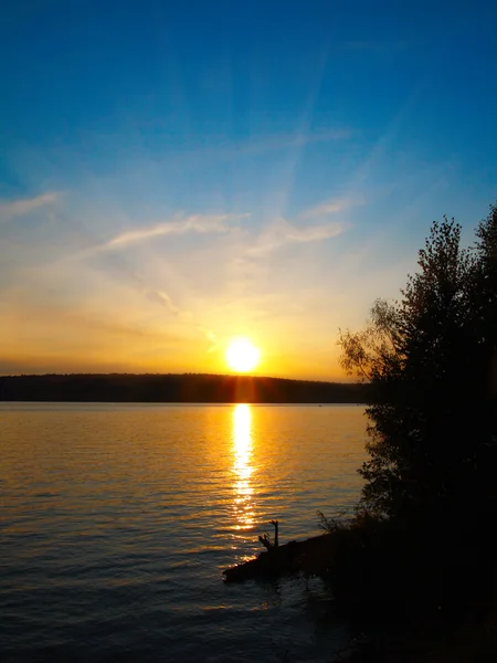 Озерний пейзаж з заходом сонця — стокове фото