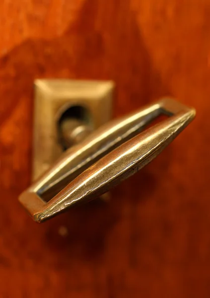 Retro sleutel in het sleutelgat — Stockfoto