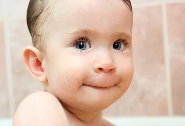 Портрет с детской ванной крупным планом — стоковое фото