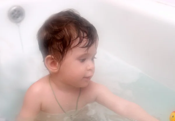 Puslu bir banyoda bebek banyo — Stok fotoğraf