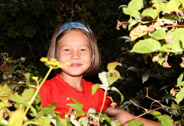 Retrato de niña en jardín nocturno —  Fotos de Stock