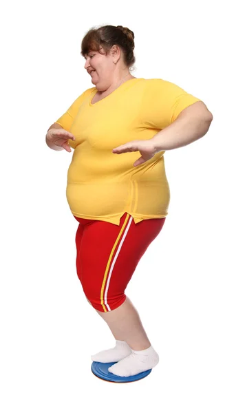 Надмірна вага жінки на гімнастичному диску — стокове фото