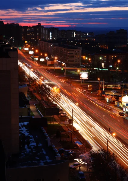 Міська вулиця в сутінках — стокове фото