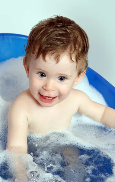 幸せな赤ちゃんのお風呂 — ストック写真