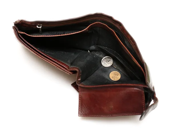 Poobijany pusty portfel z dwóch monet — Zdjęcie stockowe