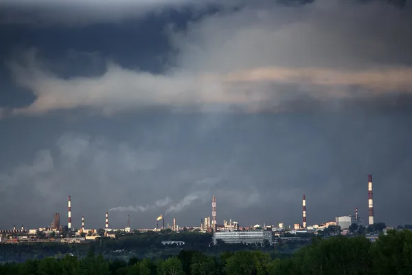 Petrokemiska fabrik skorstenar — Stockfoto